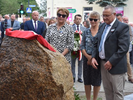 Biłgoraj: Odsłonięcie pomnika pamięci ofiar rzezi wołyńskiej [ZDJĘCIA]