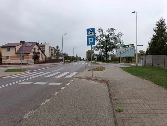 Parkingi zlokalizowane w sąsiedztwie ulic bocznych są kłopotliwe. Kierowcy włączający się do ruchu mają problem z widocznością.