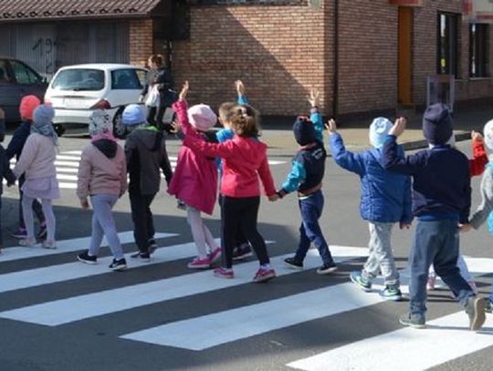 Biłgoraj: Policjanci w przedszkolu i na spacerze z dziećmi (ZDJĘCIA)