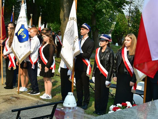 Zwieńczeniem biłgorajskich uroczystości było złożenie kwiatów oraz zapalenie zniczy przed pomnikiem ofiar NKWD.