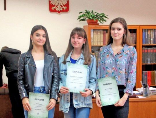 Biłgoraj: Uczennice LO im. ONZ nagrodzone w konkursie czytelniczym