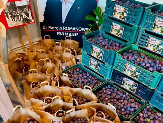 – Nie chodzi wyłącznie o jednorazowe rozdanie owoców. Chcemy zwrócić uwagę na coś znacznie ważniejszego: jeżeli zależy nam na przyszłości polskiego rolnictwa, musimy jako konsumenci świadomie wybierać rodzime produkty. Polska żywność powinna mieć swoje naturalne miejsce przede wszystkim na polskich