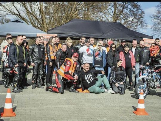 Biłgorajscy motocykliści spektakularnie „spalili” zimę Drogi zostały „odczarowane” – teraz pozostaje tylko czekać na suchy asfalt i wybrać się na przejażdżkę krętymi trasami. Fot. FB/Speed Fanatics
