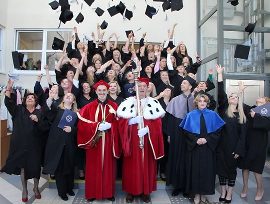 Absolwentki studiów magisterskich Akademii Zamojskiej na kierunkach pielęgniarstwo i położnictwo uroczyście odebrały 25 września dyplomy magisterskie.