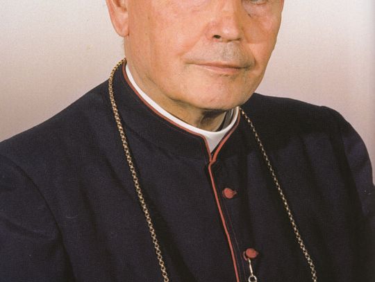 Biskup Jan Mazur urodził się w Płoskiem. Będą pamiątkowe tablice