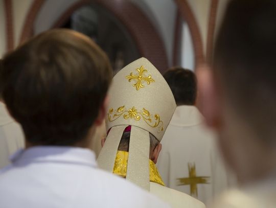 Biskup ma stanąć przed sądem za to, że w porę nie zawiadomił organów ścigania o przypadkach molestowania seksualnego dzieci przez księży.