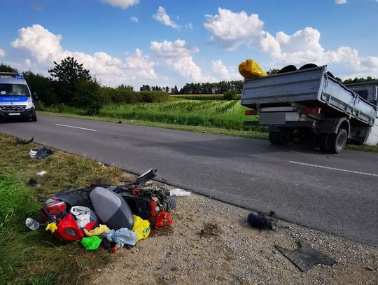 Biszcza: Jadąc skuterem chciał skręcić. Uderzył w niego samochód