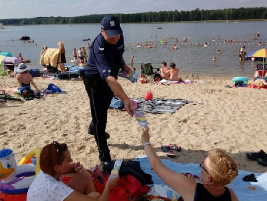 Biszcza: Policjanci na plaży. Nie opalali się, ale edukowali (ZDJĘCIA)