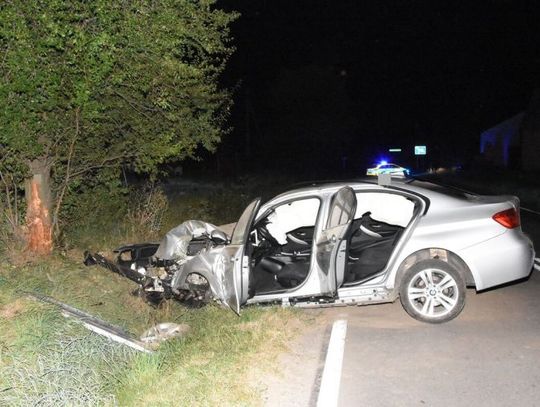 BMW z impetem wbiło się w drzewo w Różańcu Pierwszym