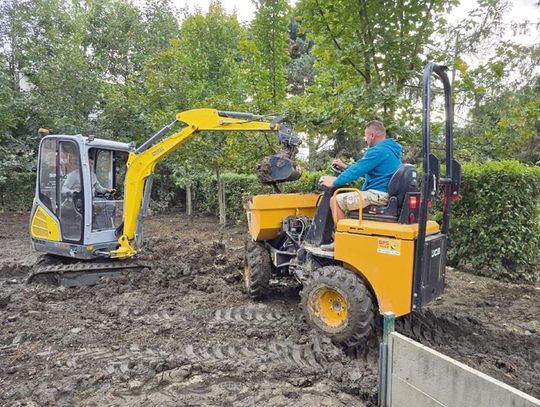 Bohaterowie z koparką. Z Zamościa do Kłodzka pojechali wesprzeć Ośrodek Rehabilitacji Jeży