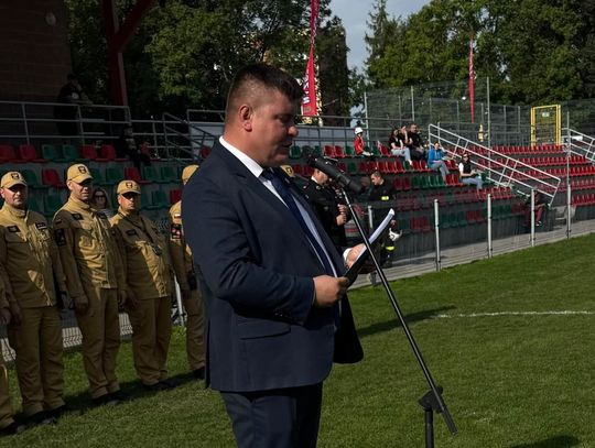 Zawody Sportowo-Pożarnicze w Szczebrzeszynie odbyły się bez gospodarzy. Do rywalizacji przystąpiły wyłącznie przyjezdni. Na zdjęciu: przemawia burmistrz Szczebrzeszyna.