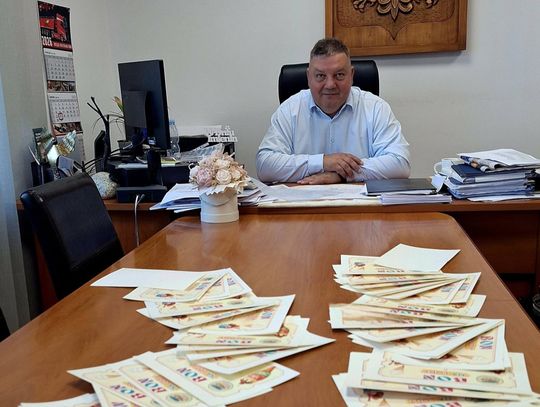 Burmistrz Lubyczy Królewskiej Marek Łuszczyński postanowił ufundować bony na lody dla wszystkich uczniów z czerwonym paskiem.