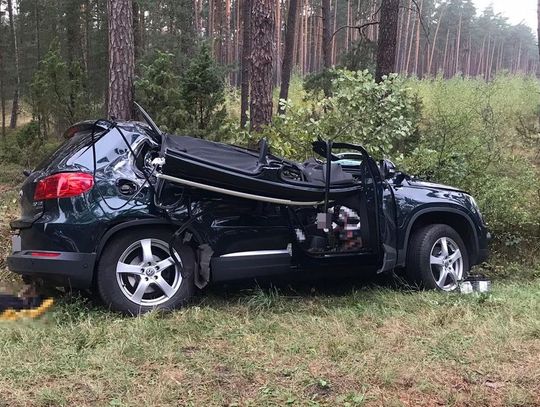 Mężczyzna został zakleszczony w samochodzie.