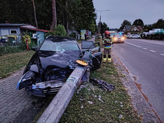Pijany 19-latek w Okunince stracił panowanie nad autem, staranował zaparkowane samochody, ogrodzenie i uderzył w betonową latarnię.