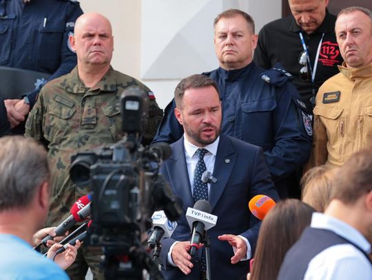 Przed Lubelskim Urzędem Wojewódzkim odbył się dziś briefing prasowy wojewody Krzysztofa Komorskiego po nocnym naruszeniu polskiej przestrzeni powietrznej przez rosyjskie drony.