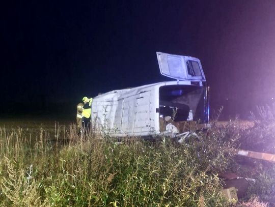 Bus z ludźmi wypadł z drogi w Gminie Uchanie - LPR w akcji, pięć osób w szpitalach
