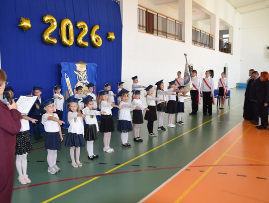 22 pierwszoklasistów z Płoskiego pasowanych na uczniów szkoły Jana Pawła II