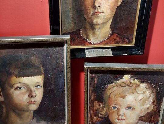 W połowie maja w muzeum w Hrubieszowie będzie można obejrzeć 3 portrety rodzinne – Haliny Białkowskiej, jej syna Andrzeja (jako kilkuletniego chłopca – pierwszy portret z lewej) oraz drugiego syna Wojciecha (pierwszy z prawej).