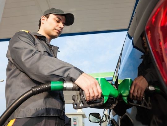 Ceny paliw w dół. Z tankowaniem wstrzymaj się do wtorku Nowe przepisy to dobra wiadomość dla osób planujących świąteczne podróże. Niższe ceny paliw mogą odciążyć domowe budżety i zmniejszyć koszty transportu.