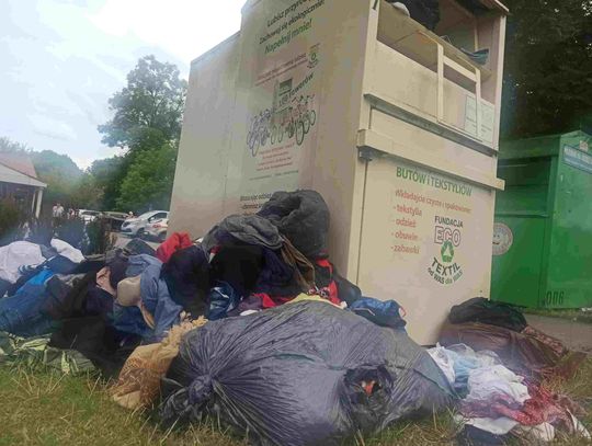 Polski Czerwony Krzyż, Biedronka, Caritas i kilkanaście innych organizacji apelują do premiera o zmiany w zasadach segregacji tekstyliów.