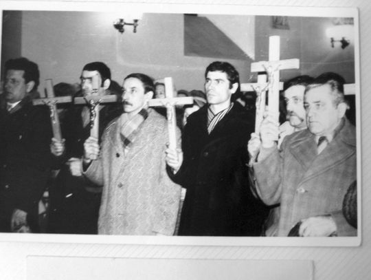 Rok 1981. Msza w kościele ojców redemptorystów w Zamościu. Marek Splewiński na zdjęciu czwarty od lewej strony.
