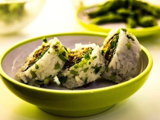 Chcesz zaskoczyć gości fantastycznym poczęstunkiem? Podaj im sushi! Świetnie wygląda, a smakuje jeszcze lepiej