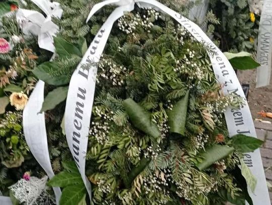 Cmentarne hieny niszczą wieńce. „Po pogrzebie już w poniedziałek nie było róż”