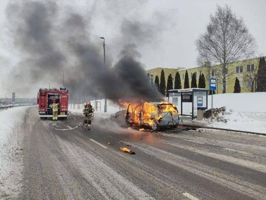 Chwile grozy przeżył kierowca osobowego auta, które w niedzielne przedpołudnie nagle stanęło w ogniu.