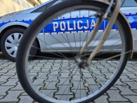 54-letni mieszkaniec Hrubieszowa jechał rowerem po chodniku wzdłuż ulicy Kolejowej. Gdy mijał ogrodzenie miejscowej nekropolii, z cmentarnej furtki nagle wyszła 76-letnia kobieta.