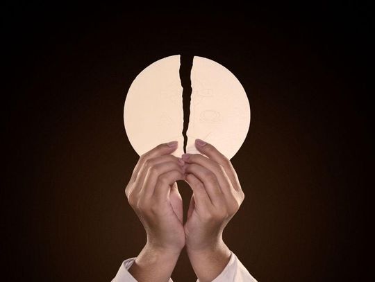 Osoby chore na celiakię mogą bezpiecznie przyjmować komunię świętą w postaci hostii niskoglutenowych