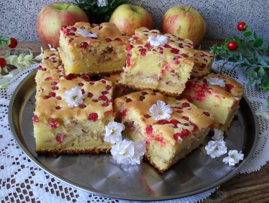 Ciasto z jabłkami i porzeczką czerwoną, przepis Urszuli Świecy z Hrubieszowa