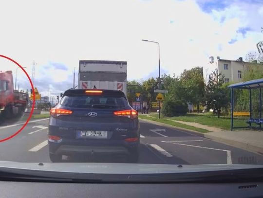 Na szczęście nikt nie zginął w Bydgoszczy, gdzie w wypadku udział wzięło aż 11 samochodów – 2 ciężarówki i 9 osobówek. Na filmie w internecie widać, jak czerwona ciężarówka uderza w stojące na światłach samochody.