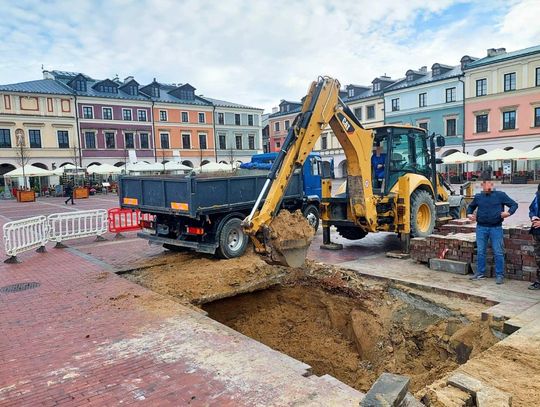 Co dzieje się pod Rynkiem Wielkim w Zamościu? Dlaczego powstało tajemnicze zapadlisko