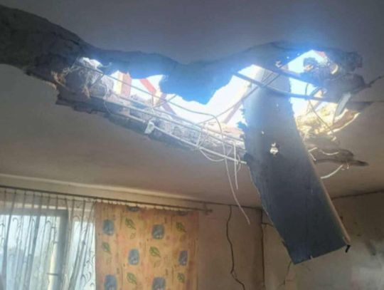 „Niezidentyfikowany obiekt latający” przebił dach domu w Wyrykach-Woli podczas nocnego ataku rosyjskich dronów.