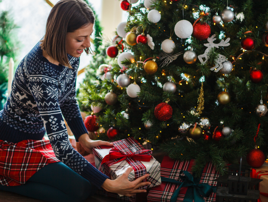 Co w prezencie świątecznym kupujemy przez internet? Kupowanie prezentów świątecznych bez wychodzenia z domu wybiera blisko połowa Polaków.