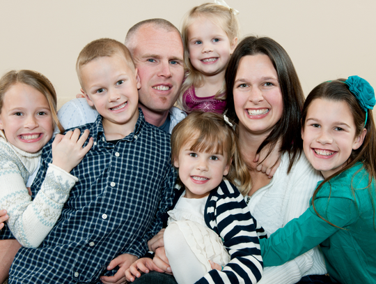 Spada liczba dzieci korzystających ze świadczeń rodzinnych. Winne są rosnące pensje i progi dochodowe.