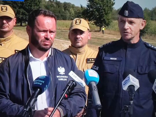 - Wszystkie potrzebne tu służby pracują na miejscu od wczesnych godzin porannych - zapewniał podczas briefingu w Osinach wojewoda Krzysztof Komorski.