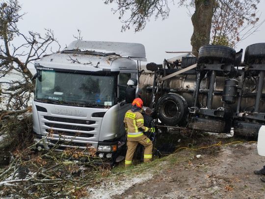 21 listopada 2025, Wieprzów. Cysterna zjechała do rowu i przewróciła się.