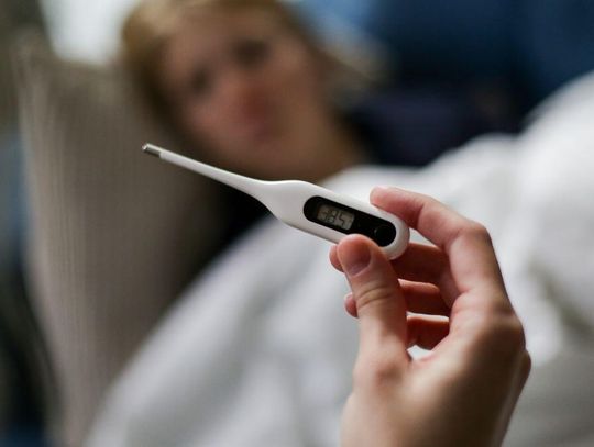 Lekarze  nadal zachęcają do szczepień. Mówią, że mogą uchronić przed najpoważniejszym przebiegiem choroby.