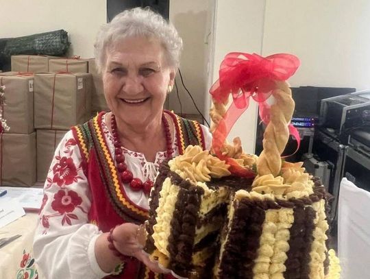 Barbara Zwolak jest przewodniczącą Koła Gospodyń Wiejskich „Sąsiadeczki” z Czartowczyka w gminie Tyszowce. Na zdjęciu prezentuje tort tradycyjny, który wygrał konkurs Kobieta Przedsiębiorcza w stylu WEGE.
