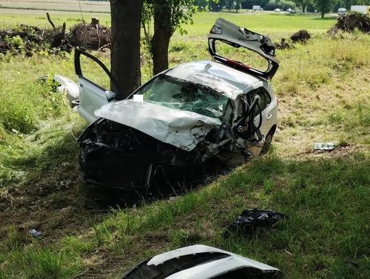 Czołowe zderzenie na zakręcie. 22-latek trafił do szpitala