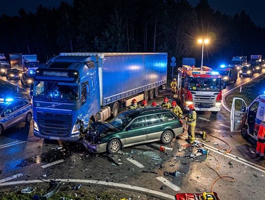 Czołowe zderzenie Seata i TIR-a na krajówce pod Tomaszowem!