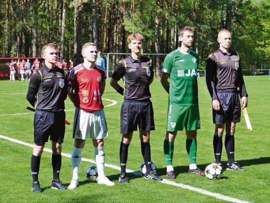 Po zwycięstwie Tanwi Majdan Stary nad Kryształem Werbkowice 4:0 (2:0) bramkarz Arkadiusz Kniaź komplementował swojego kolegę z zespołu, zdobywcę wszystkich czterech bramek Mateusza Dziurdzę, sugerując, że relacje z tego spotkania powinny być zatytułowane „One Man Show”.