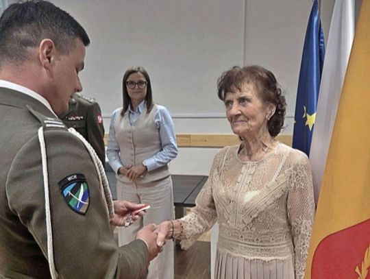 Złotym Medalem „Za Zasługi dla Obronności Kraju” została odznaczona Alina Frańczuk, długoletnia mieszkanka gminy i wieloletnia sołtys sołectwa Alojzów.