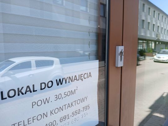 Czy giełda w Mokrem „wysysa” handel z zamojskiej Starówki? Mokre. I puste witryny