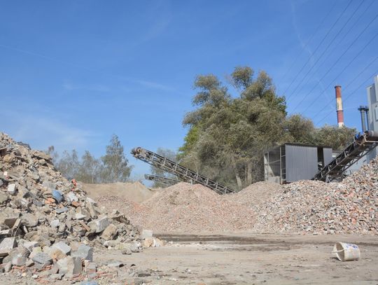 Czy gruz z remontu domu może leżeć na działce?