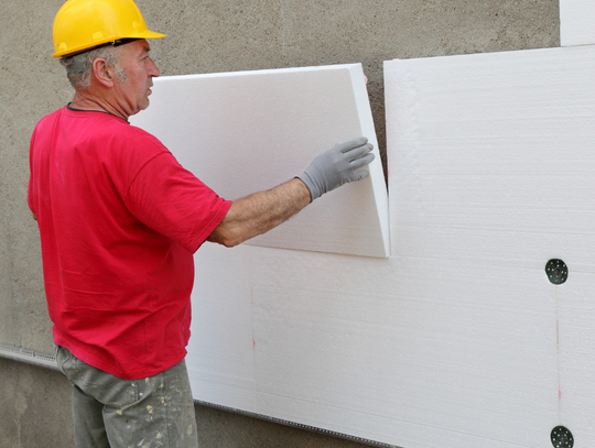 Według samorządów obecny kształt programu Czyste Powietrze zawiera wiele barier, które zamiast wspierać mieszkańców, tylko ich do niego zniechęcają.