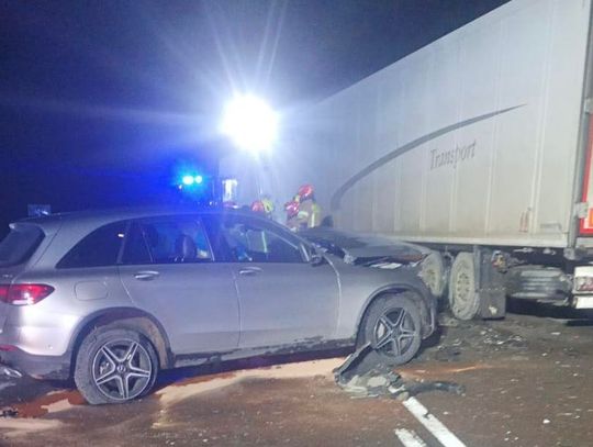 Dąbrowa Tomaszowska: Kierujący mercedesem uderzył w ciężarówkę. Dostał mandat i trafił do szpitala DK 17 w Dąbrowie Tomaszowskiej była zablokowana. Doszło tam do zdarzenia z udziałem samochodu osobowego marki Mercedes oraz samochodu ciężarowego marki Daf.