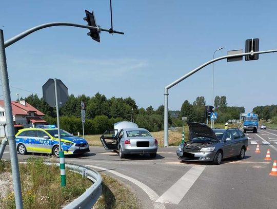 Dąbrowa Tomaszowska: Zderzyli się na skrzyżowaniu. Kierowca audi nie ustąpił pierwszeństwa