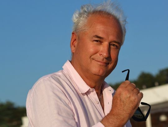 Pujszo pomysł na święto wziął z życia pełnego wyzwań. Spędził 20 lat we Francji, gdzie grał w filmach i serialach.